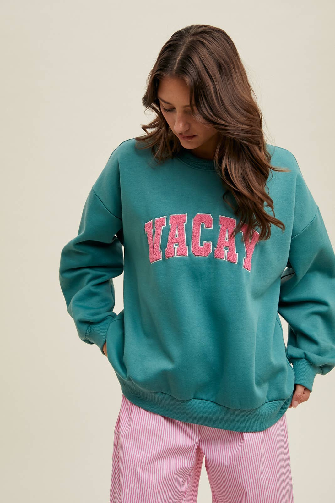 'VACAY' PATCH PULLOVER SWEATSHIRT / WL24-9273