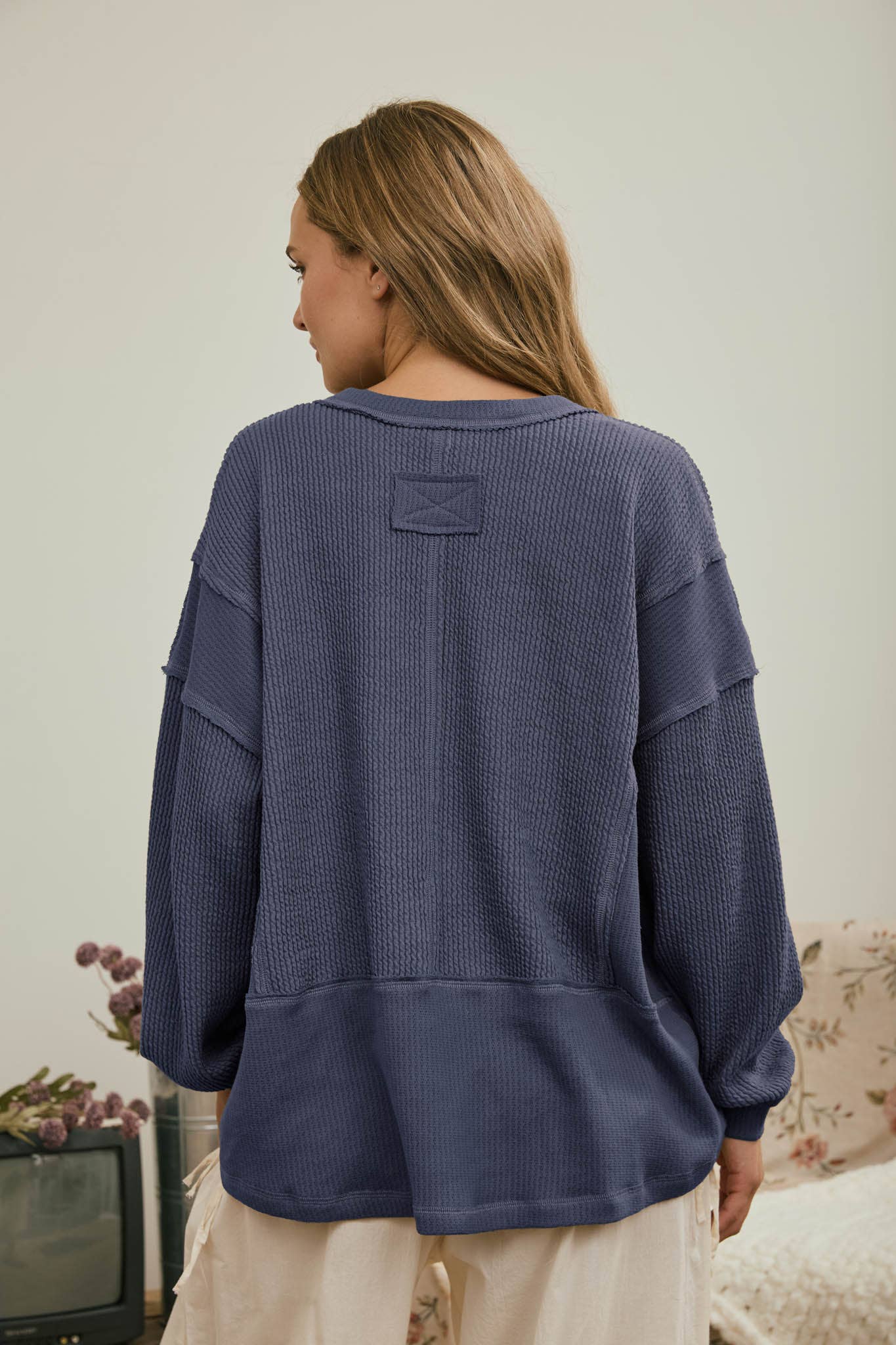SPLIT NECK RAW EDGE LONG SLEEVE RIBBED KNIT TOP