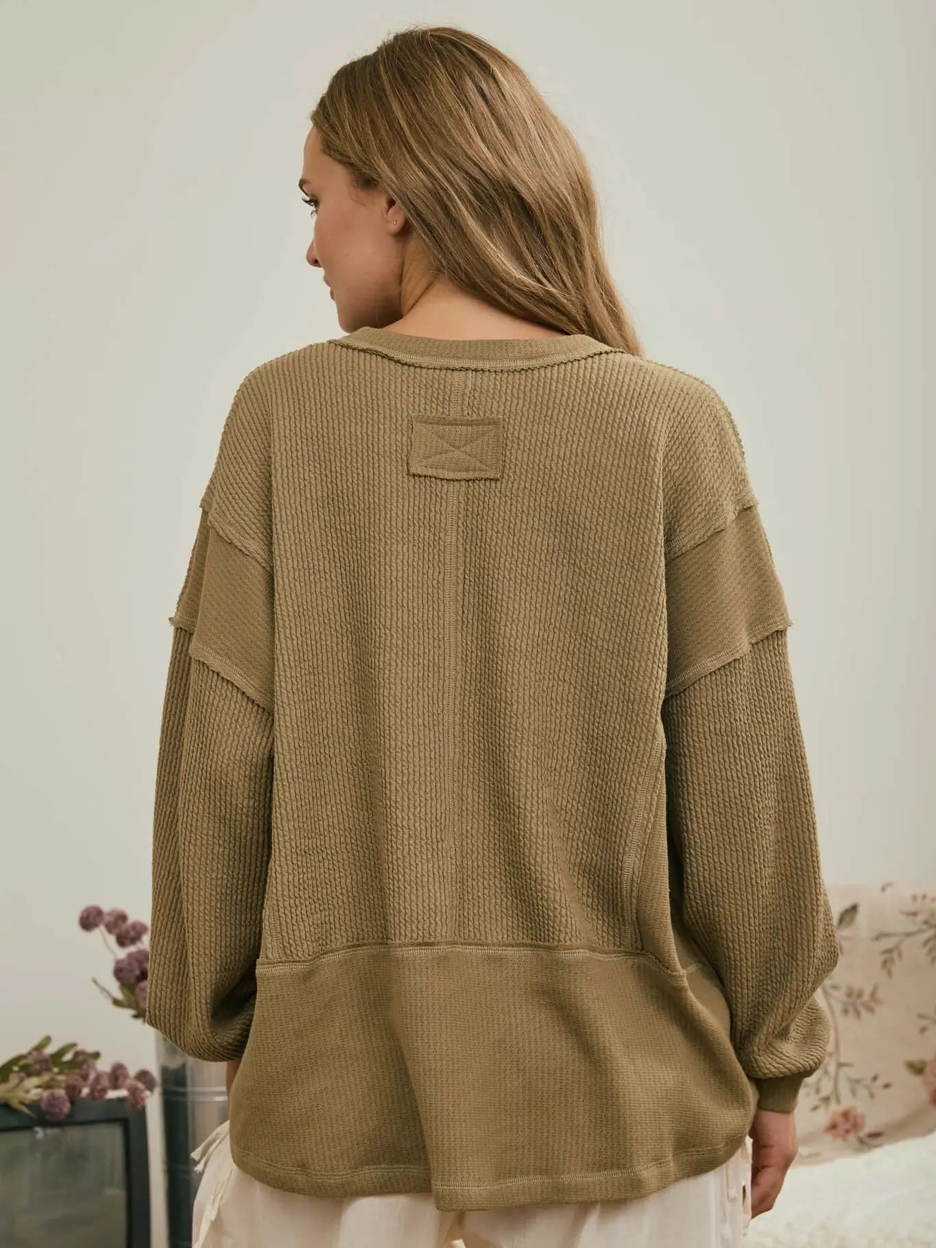 SPLIT NECK RAW EDGE LONG SLEEVE RIBBED KNIT TOP